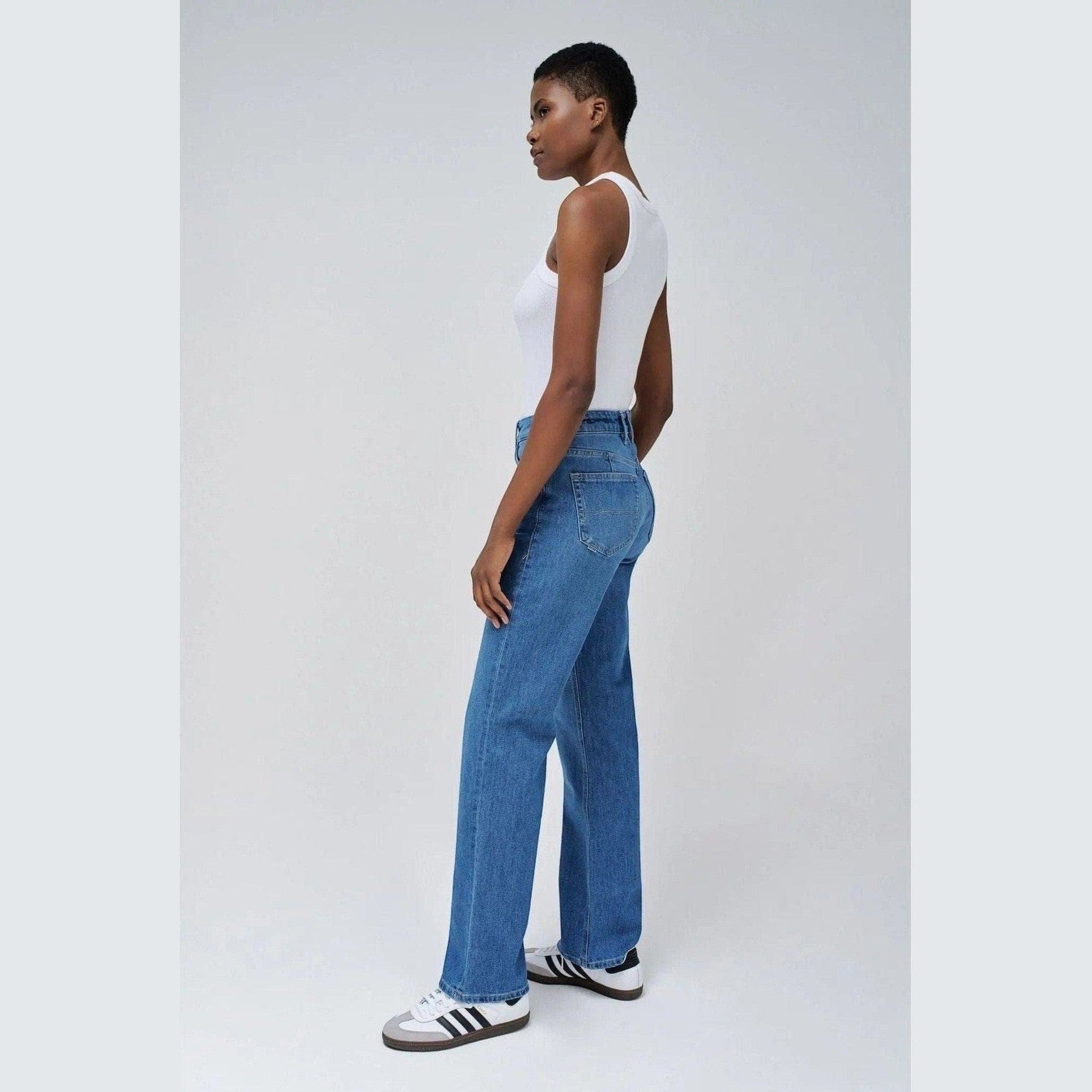Maison Sarava women's straight leg blue denim jeans with five pockets and a relaxed fit.